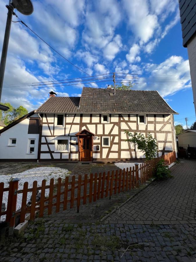 Вилла 300 Jahre Altes Renoviertes Fachwerkhaus Peterslahr Экстерьер фото